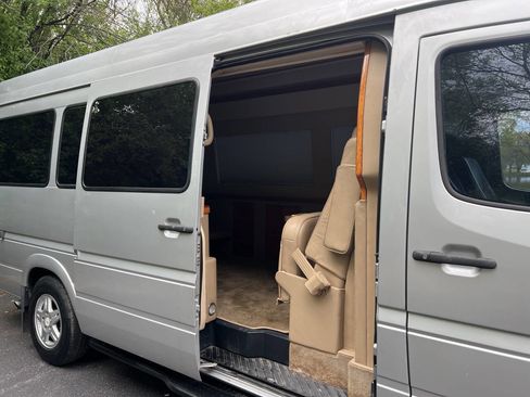 Used 2005 Dodge Sprinter 2500 w/ Cooling Group RWD image 19