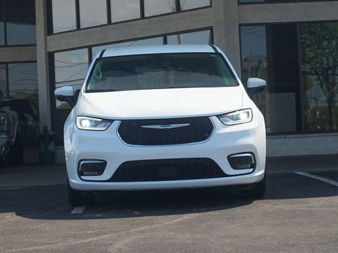 Used 2023 Chrysler Pacifica Touring-L FWD image 7