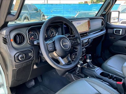 Used 2025 Jeep Gladiator Mojave AWD/4WD image 16