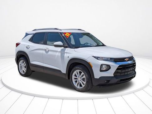 Used 2023 Chevrolet TrailBlazer LT FWD image 2