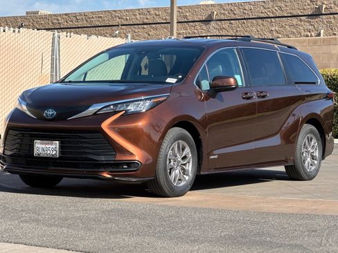 Used 2021 Toyota Sienna LE AWD/4WD image 8