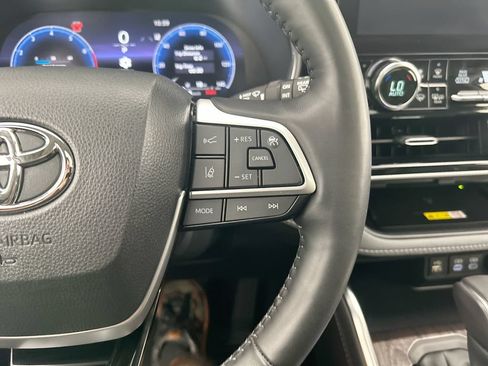 Used 2023 Toyota Highlander Platinum FWD image 12