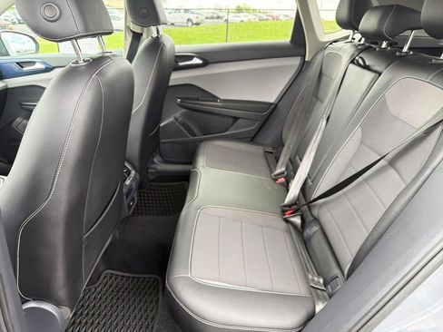 Used 2022 Volkswagen Taos SE image 25