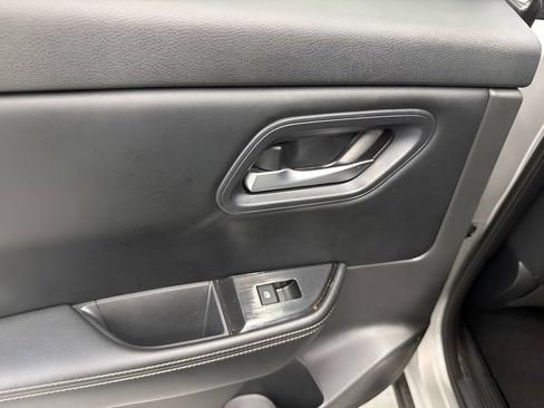 Used 2024 Nissan Rogue SV FWD image 17
