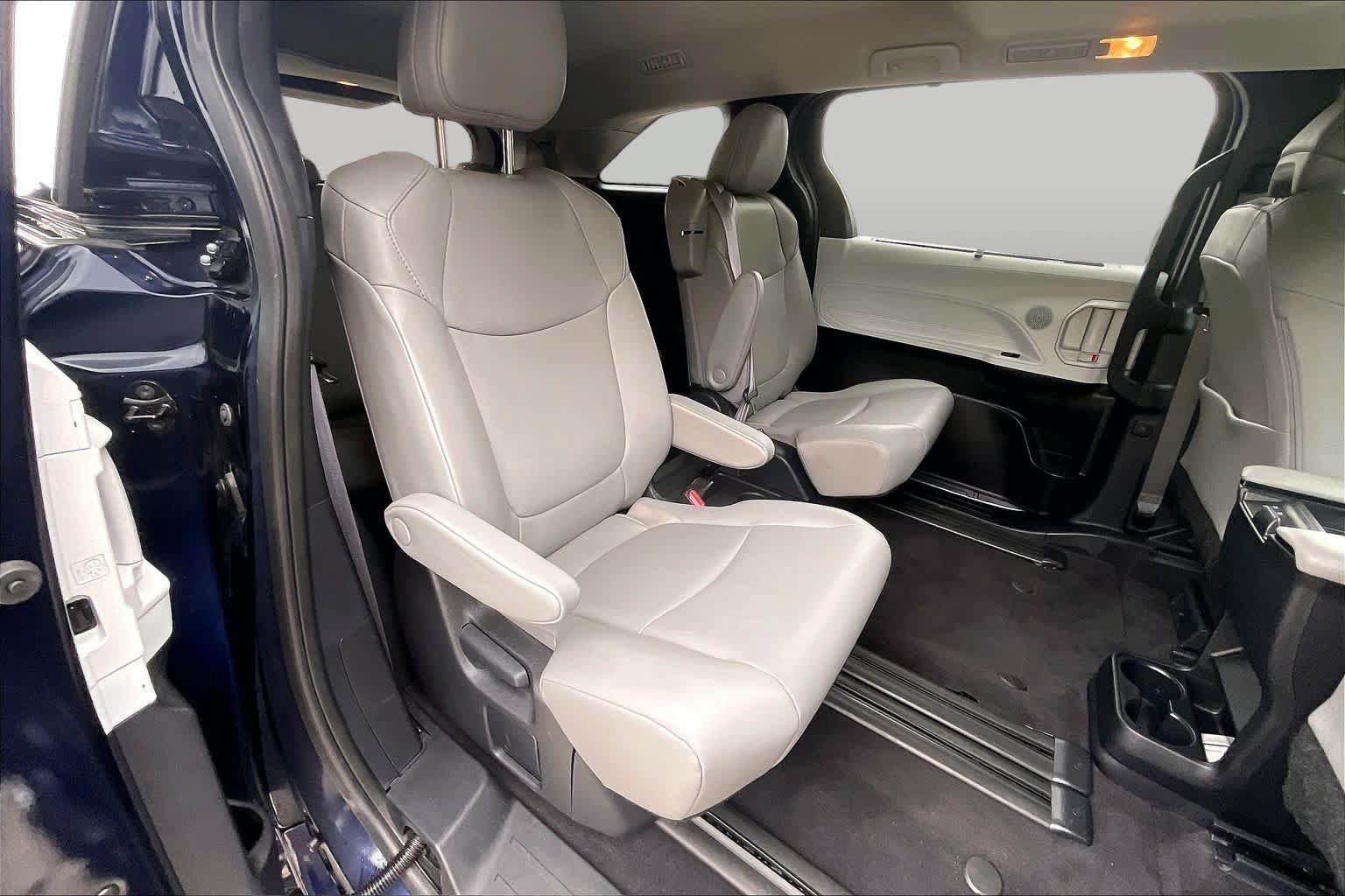 Used 2025 Toyota Sienna XLE FWD image 19