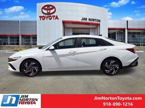 Used 2025 Hyundai Elantra SEL FWD image 4