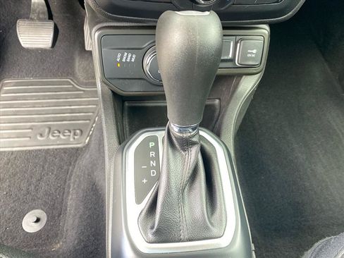 Used 2020 Jeep Renegade Latitude w/ UConnect 8.4 Nav Group AWD/4WD image 12