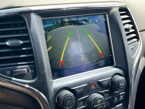 Used 2018 Jeep Grand Cherokee Altitude RWD image 14