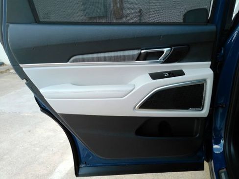 Used 2024 Kia Telluride SX w/ Towing Package image 16