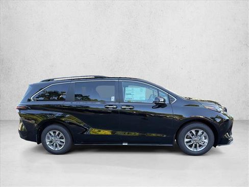 Used 2026 Toyota Sienna XLE FWD image 2