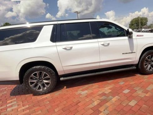 Used 2023 Chevrolet Suburban Z71 w/ Luxury Package AWD/4WD image 2