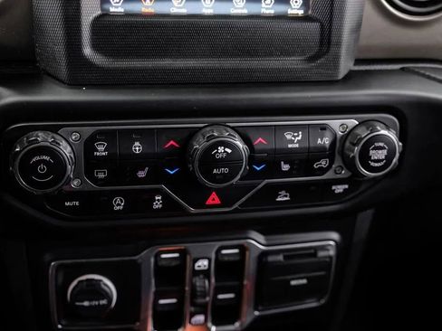 Used 2020 Jeep Gladiator Overland w/ LED Lighting Group AWD/4WD image 29