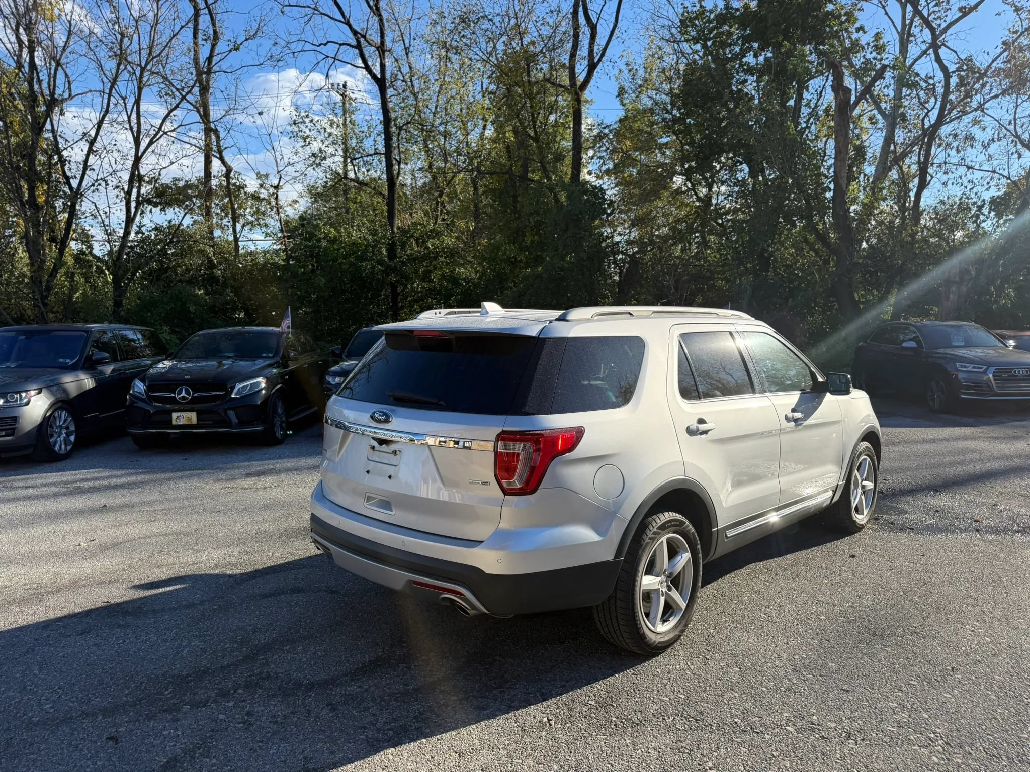 Used 2016 Ford Explorer XLT w/ Equipment Group 202A AWD/4WD image 2