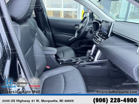 Used 2022 Toyota Corolla Cross XLE image 26
