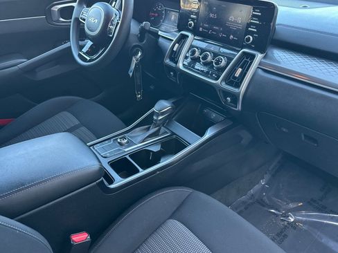 Used 2022 Kia Sorento LX image 14