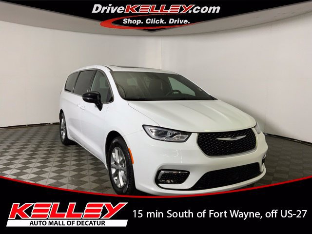Used 2026 Chrysler Pacifica Limited FWD image 1