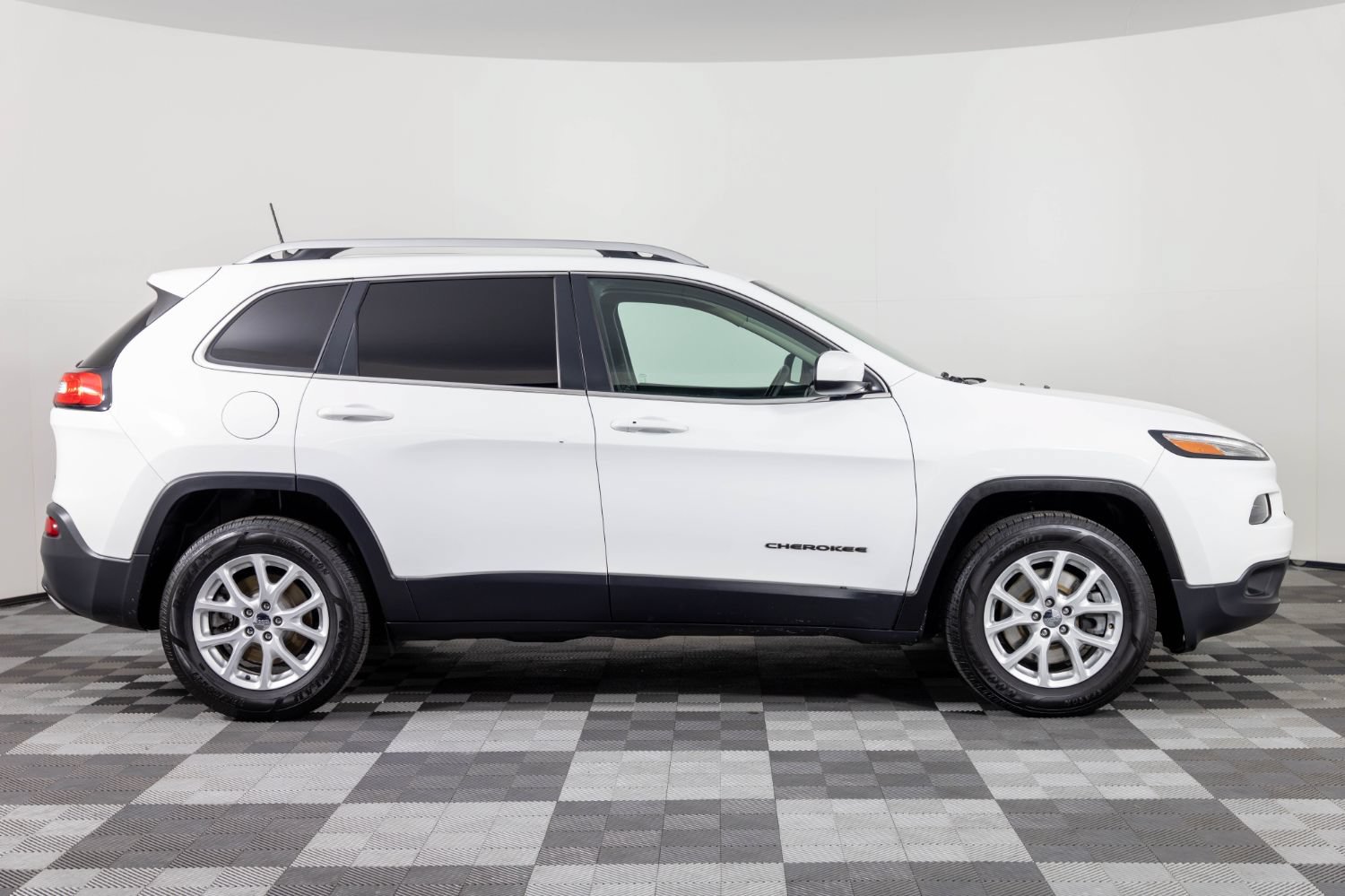 Used 2018 Jeep Cherokee Latitude Plus w/ Cold Weather Group AWD/4WD image 9