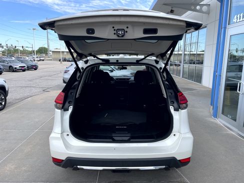 Used 2017 Nissan Rogue SV w/ SV Premium Package AWD/4WD image 9