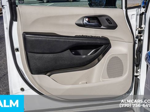 Used 2024 Chrysler Pacifica Select image 53