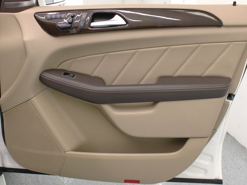 Used 2016 Mercedes-Benz GL 450 4MATIC w/ Premium I Package image 53