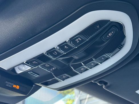 Used 2025 Porsche Macan image 21