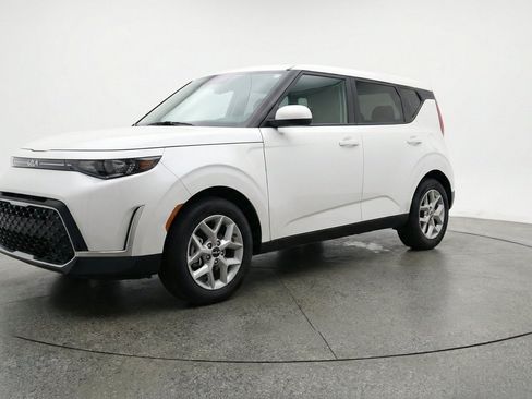 Used 2025 Kia Soul LX w/ LX Technology Package FWD image 3