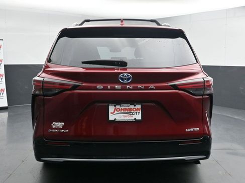 Used 2025 Toyota Sienna Limited image 8