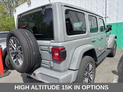 Used 2023 Jeep Wrangler Unlimited Sahara AWD/4WD image 9