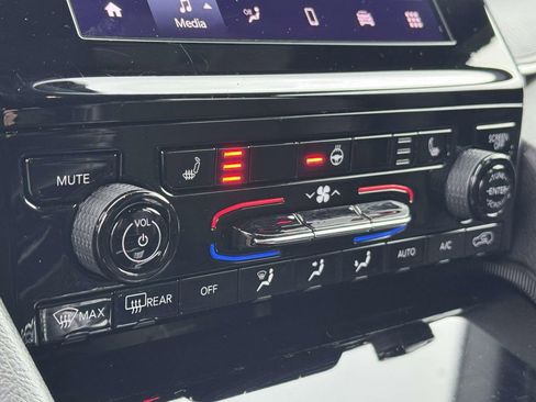 Used 2024 Jeep Grand Cherokee L Altitude image 19