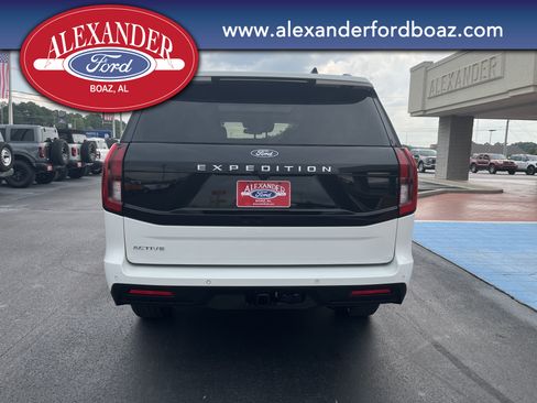 Used 2025 Ford Expedition Active AWD/4WD image 6