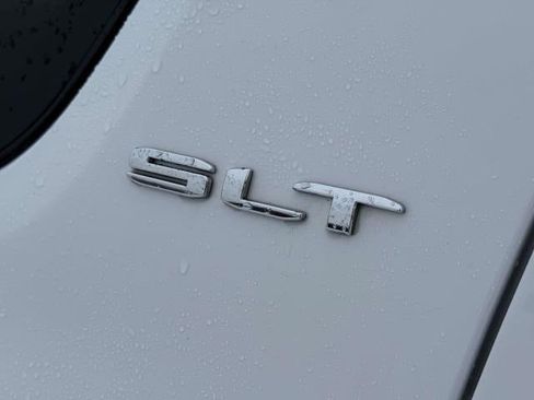 Used 2023 GMC Acadia SLT image 7