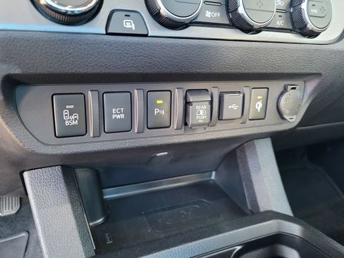 Used 2022 Toyota Tacoma TRD Off-Road w/ TRD Premium Off Road Package AWD/4WD image 17