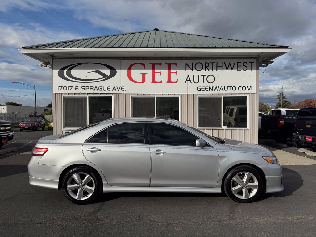 Used 2010 Toyota Camry SE FWD image 2
