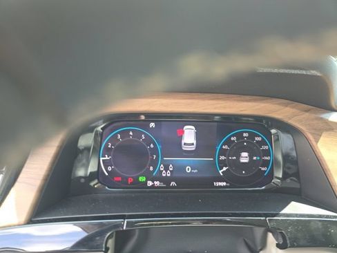 Used 2024 Volkswagen Atlas SE w/ Panoramic Sunroof Package FWD image 11