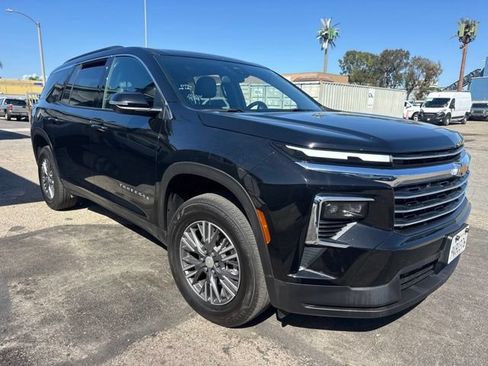 Used 2026 Chevrolet Traverse LT FWD image 3