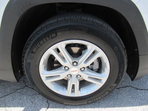 Used 2024 GMC Terrain SLE w/ Driver Convenience Package FWD image 8