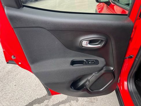 Used 2019 Jeep Renegade Latitude w/ Cold Weather Group image 20