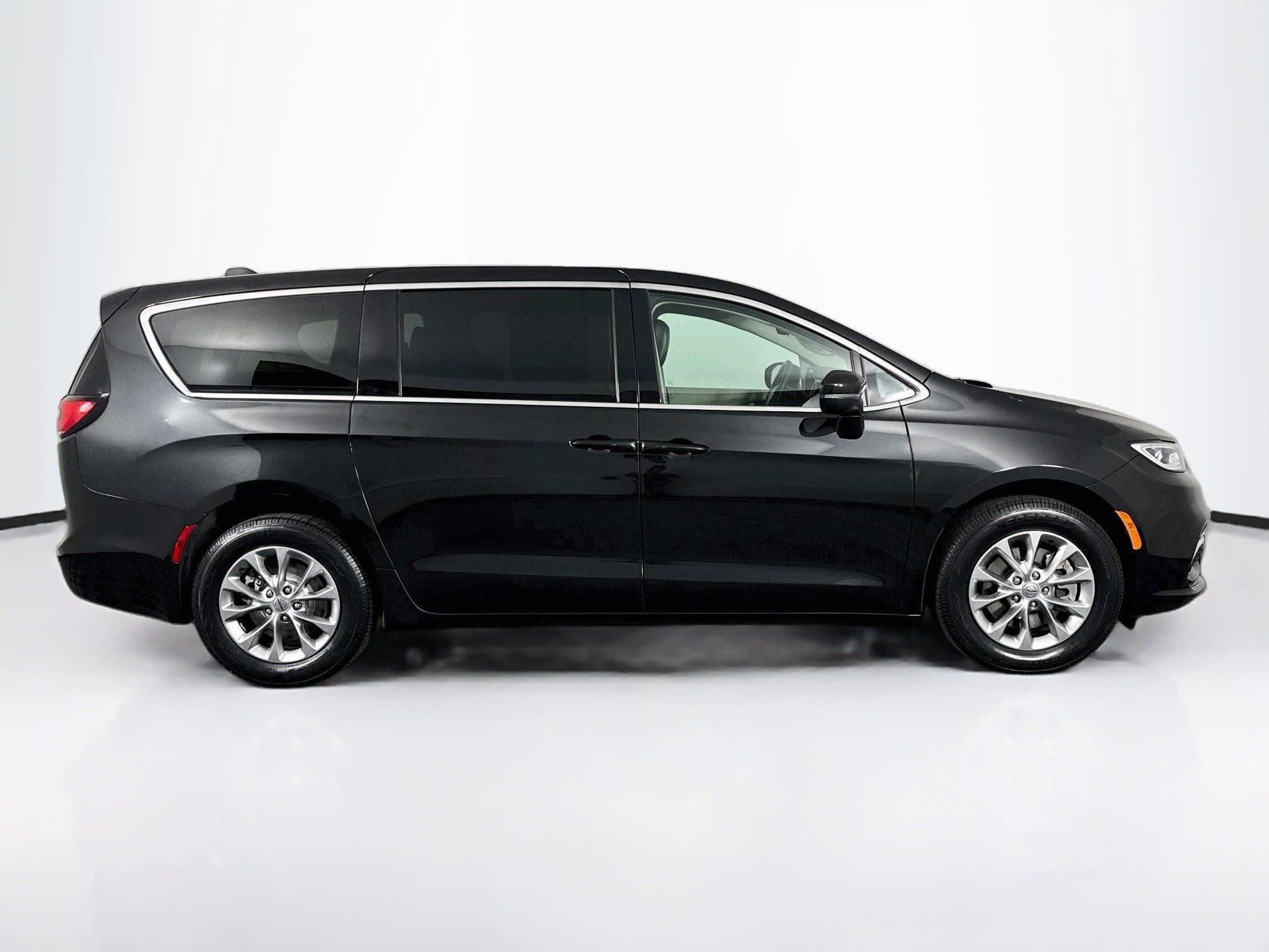 Used 2023 Chrysler Pacifica Touring-L AWD/4WD image 16