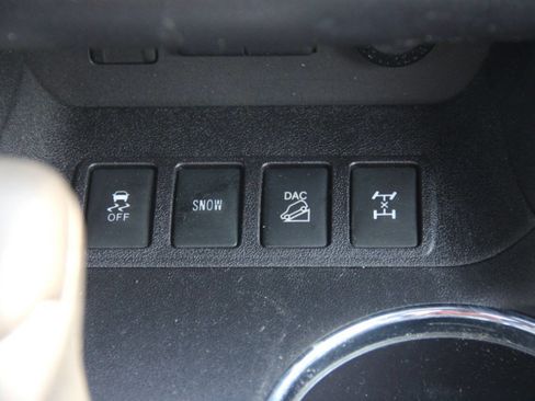 Used 2018 Toyota Highlander Limited AWD 4dr SUV image 25