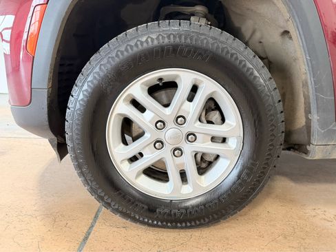 Used 2024 Jeep Grand Cherokee Laredo image 8