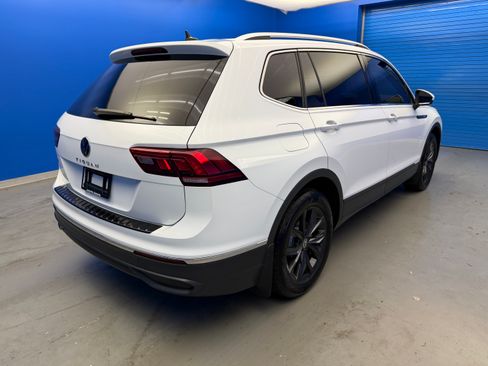 Used 2024 Volkswagen Tiguan SE w/ Panoramic Sunroof Package FWD image 7