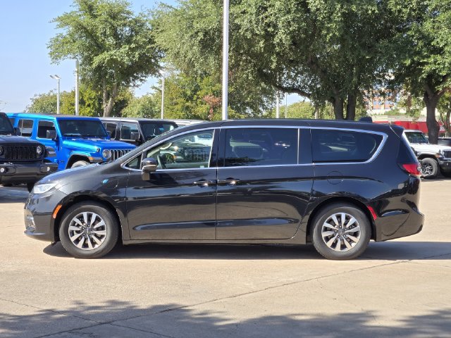 Certified 2023 Chrysler Pacifica Touring-L FWD image 4