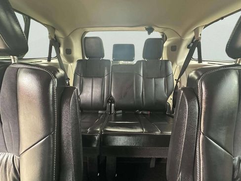 Used 2012 Chrysler Town & Country Limited image 20