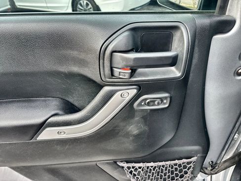 Used 2017 Jeep Wrangler Unlimited Sahara w/ Connectivity Group image 15