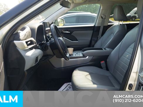 Used 2023 Toyota Highlander XLE AWD/4WD image 7