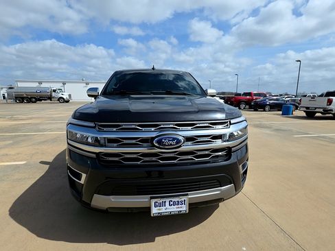Used 2023 Ford Expedition Platinum image 3