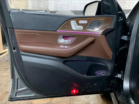 Used 2024 Mercedes-Benz GLS 450 4MATIC image 25