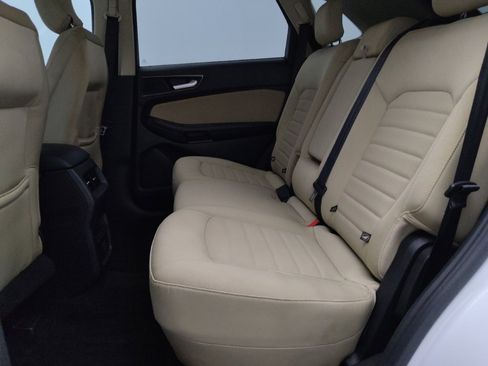 Used 2018 Ford Edge SE FWD image 18