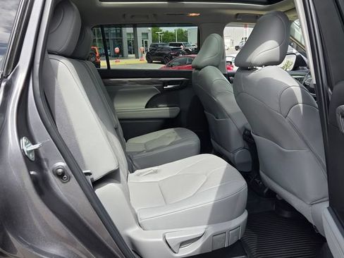 Used 2023 Toyota Highlander Platinum FWD image 15