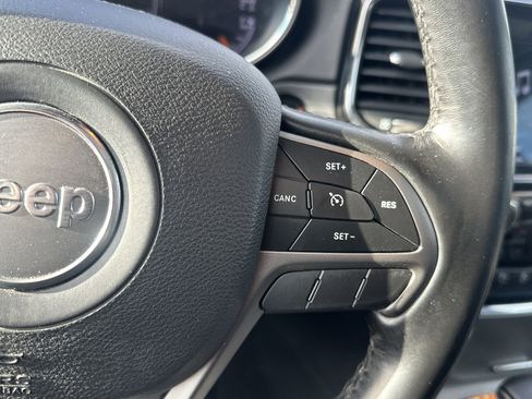 Used 2020 Jeep Grand Cherokee Limited w/ Luxury Group II image 32